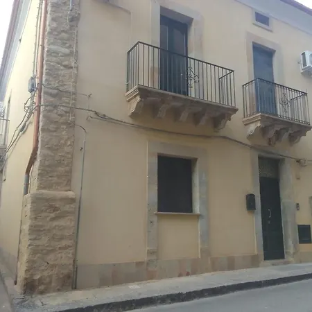 La Piazza Di לינה וארוחת בוקר Niscemi